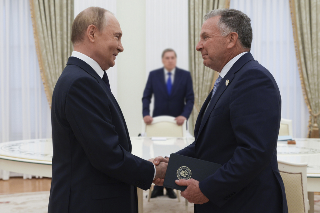 Photo: Trump Plans Putin Meeting Next Week, Aims for Trilateral Talks with Zelenskyy. Source: AP