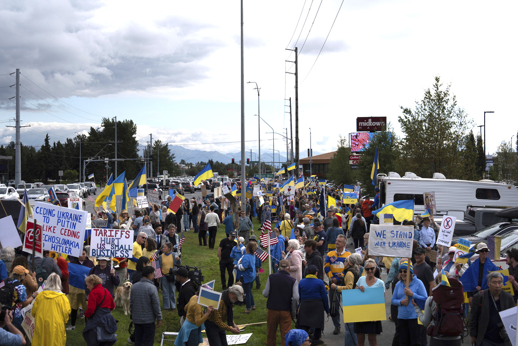Photo: Protesters in Alaska Warn Against Concessions Ahead of Trump-Putin Summit. Source: AP