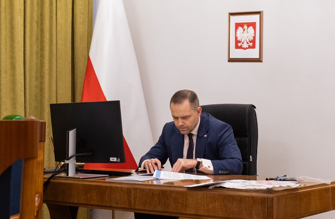 Nawrocki Blocks Refugee Aid Law, Emphasizes Fairness for Poles Nawrocki Blocks Refugee Aid Law, Emphasizes Fairness for Poles. Source: X-com-NawrockiKn