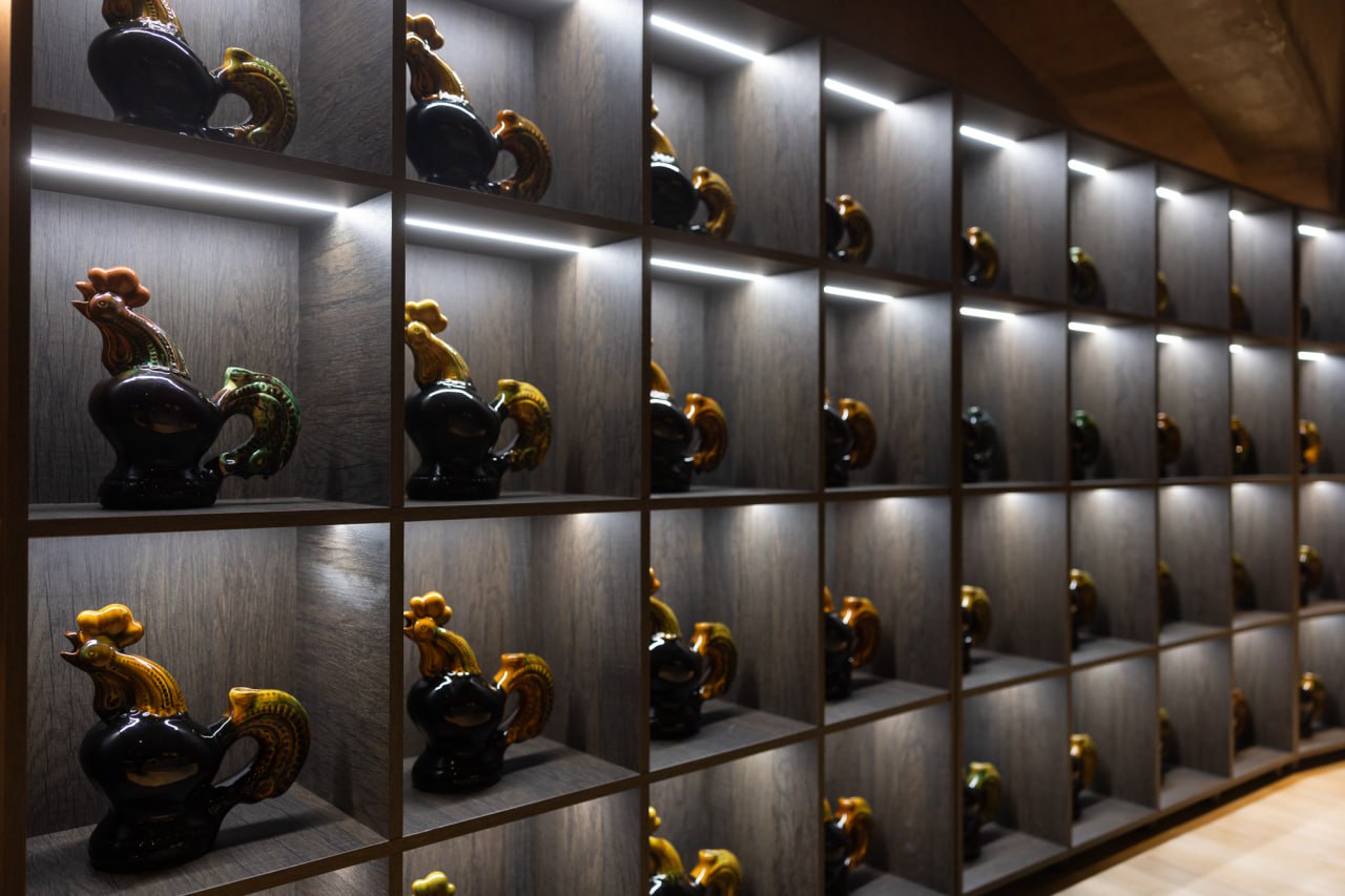 Paris Exhibits Vasylkiv Roosters Raising Funds for Ukrainian Veterans’ Recovery. Source: Telegram/ Olena Zelenska