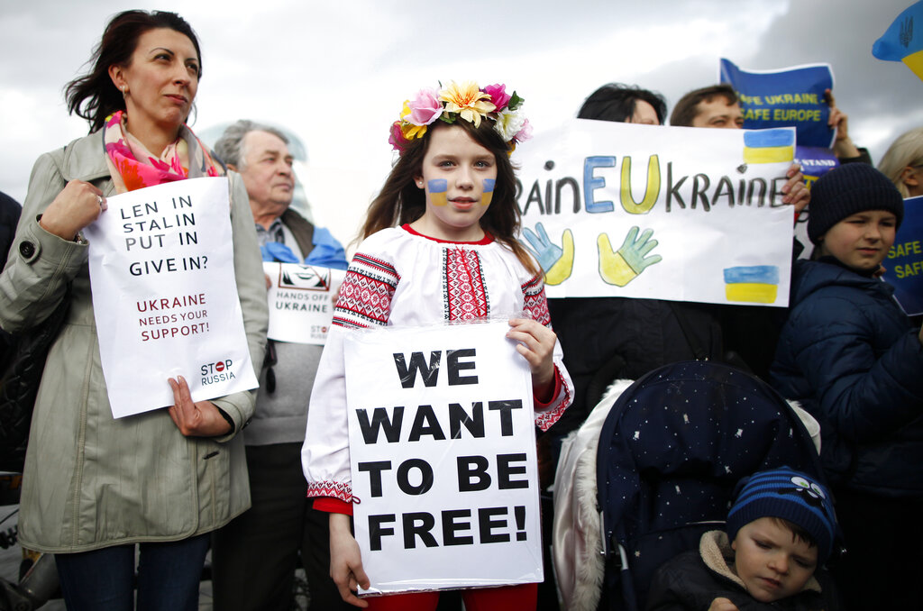 Pro Ukraine supporters make hold a rally close to the convention centre, Dublin, Ireland. Source : AP