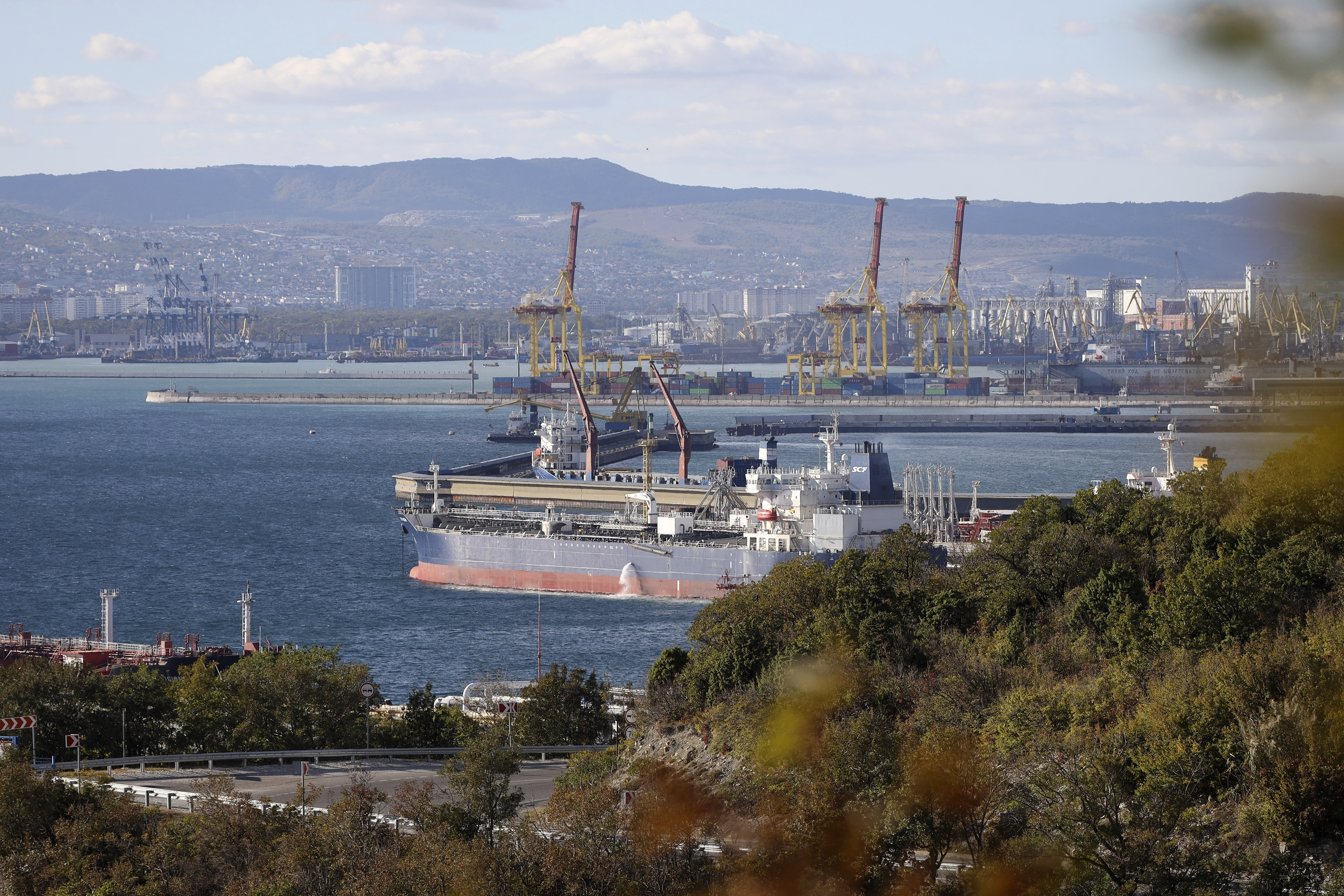 An oil tanker is moored at the Sheskharis complex, part of Chernomortransneft JSC, a subsidiary of Transneft PJSC, in Novorossiysk, Russia. Source: AP