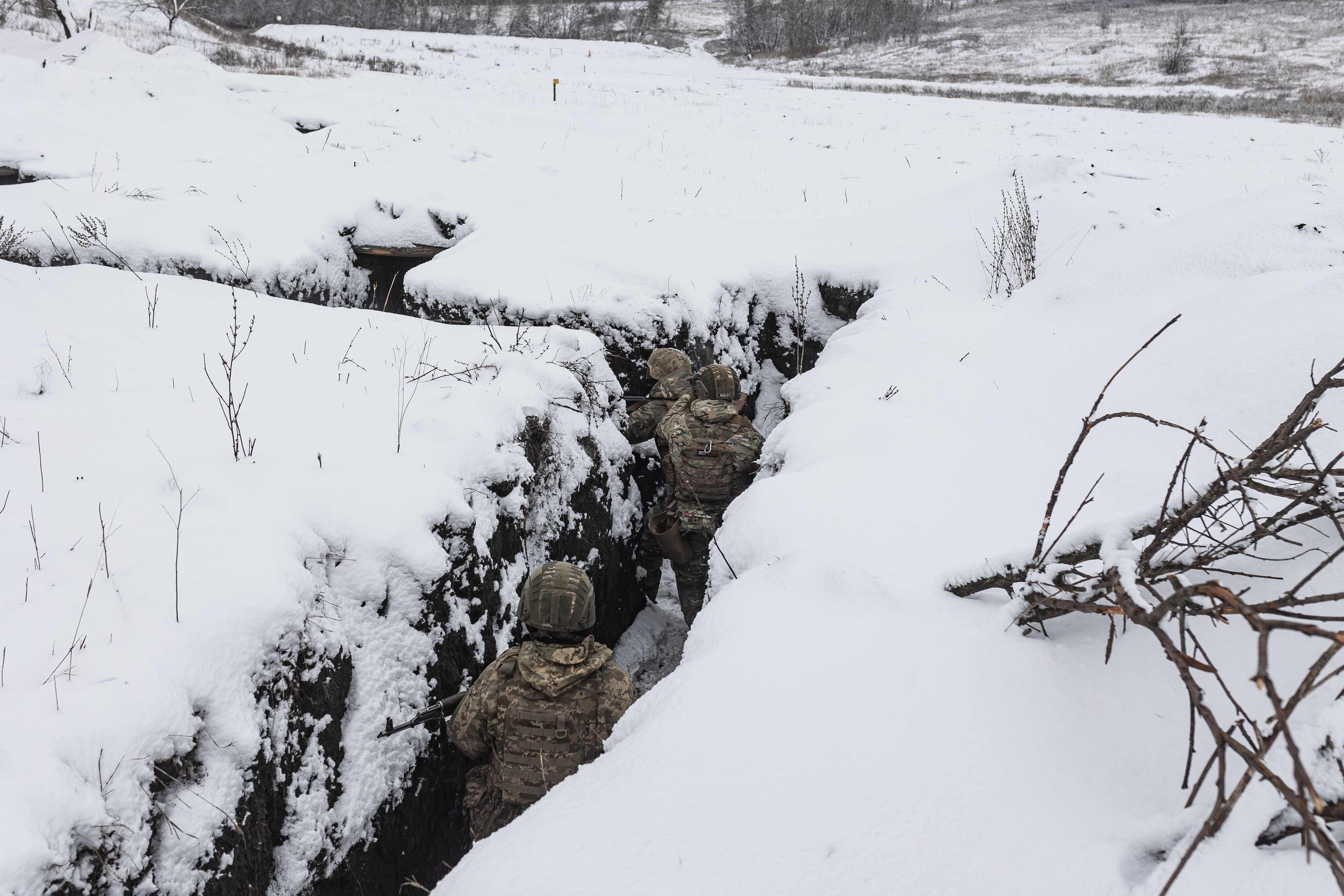 KHARKIV OBLAST, UKRAINE - DECEMBER 27: Ukrainian infantry soldiers from the 156th Brigade train at a snow-covered training ground in the Kharkiv Oblast, Ukraine, 27 December 2025. Photo: Getty Images.