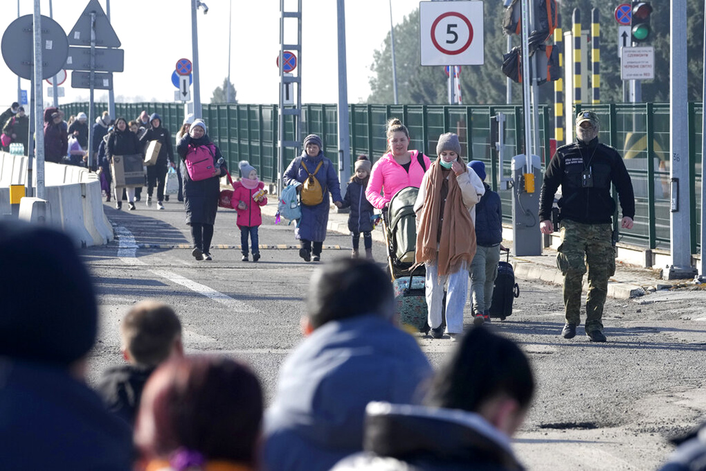 Photo: Poland to Close Shelters for Most Ukrainian Refugees. Source: AP