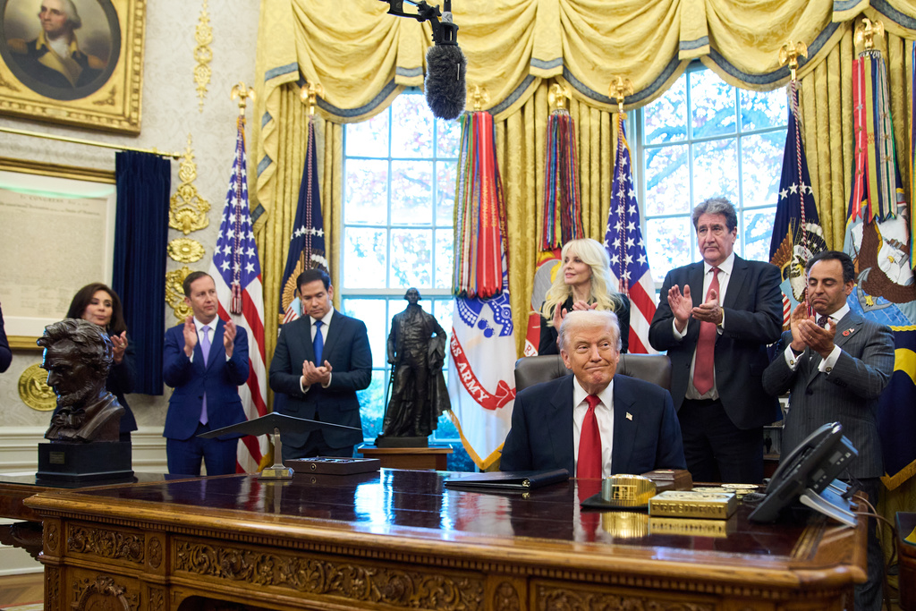 Photo: Trump Pledges Tariff Cuts for India After Drop in Russian Oil Imports. Source: AP