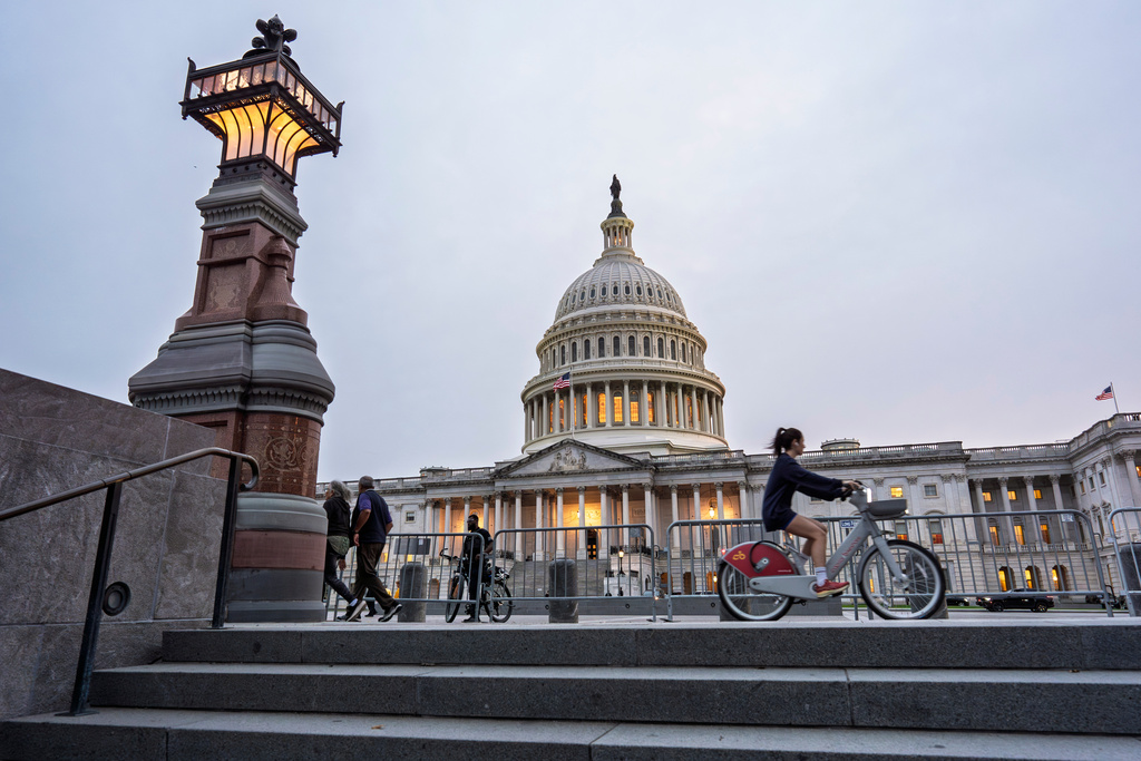 Photo: U.S. Government Shuts Down After Senate Funding Bill Fails, Trump Threatens Cuts. Source: AP