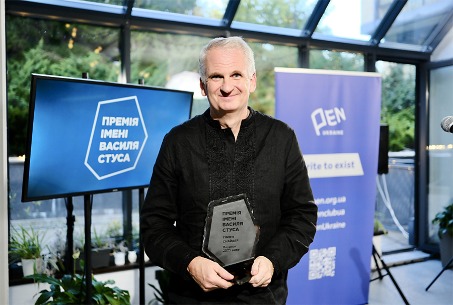 U.S. Historian Timothy Snyder Honored with Ukraine’s Top Cultural Award Photo: U.S. Historian Timothy Snyder Honored with Ukraine’s Top Cultural Award. Source: pen-org-ua-Kyrilo-Rusanivskiy