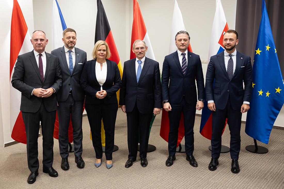 Photo:  Interior ministers of the V4 countries with Austria and Germany have agreed to enhance measures to combat illegal migration, Source: https://www.gov.pl/web/mswia
