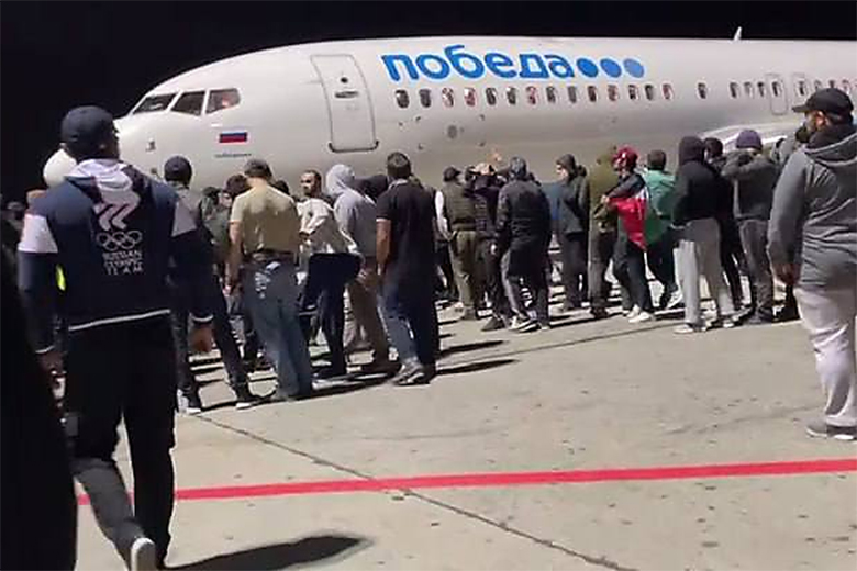 Photo: US, Ukraine, and NATO Strongly Condemn 'Anti-Semitic Aggression' in Russia as an Angry Mob Storms a Dagestan Airport in Search of Israelis. Source: Telegram Baza
